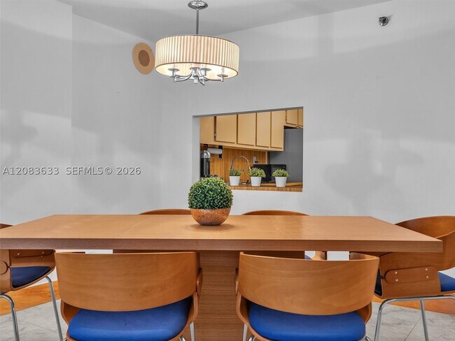 Building Photo - 2625 Collins Ave