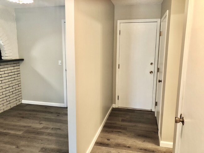 Building Photo - 9 Strawberry Bank Rd