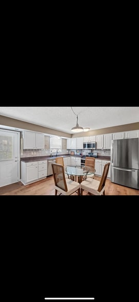 Building Photo - 11 Deer Grove Dr