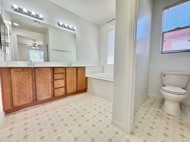Building Photo - BEAUTIFUL 4 BEDROOM HOME IN GUARD GATED CO...