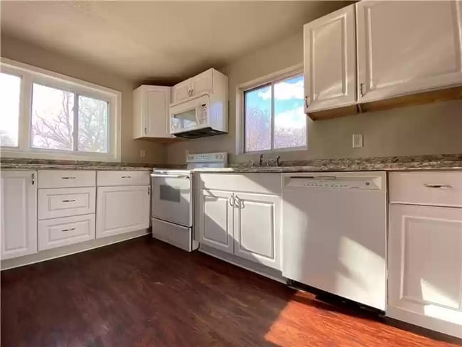 Building Photo - Stunning 4 Bed Home