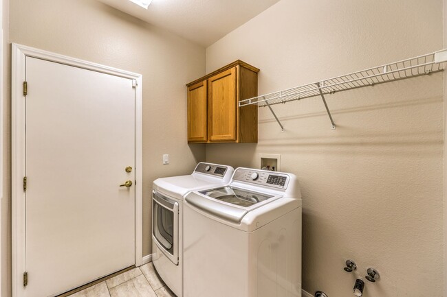 Building Photo - single story / 3 car garage / 3 bedrooms / 3 baths