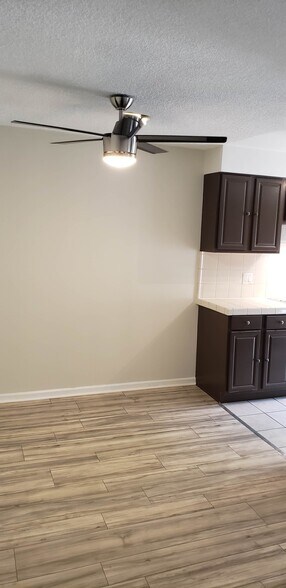 Building Photo - 2130 N Beachwood Dr