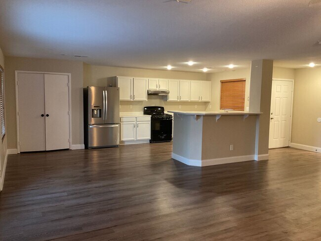 Building Photo - Great 1 home, 3brs, 2bth, 2cg