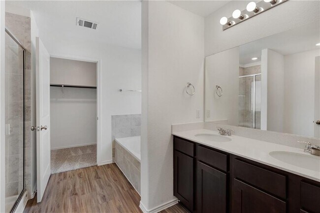 Building Photo - 3204 Kenner Dr