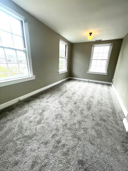 Bed 2 w/closet - 417 E 6th St