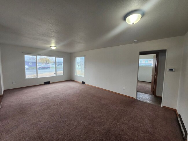 Building Photo - Charming 3-bedroom, 1-bathroom home located in the vibrant community of Pasco, WA.