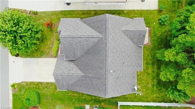 Building Photo - *** READY TO MOVE IN BY FIRST WEEK OF MAY***