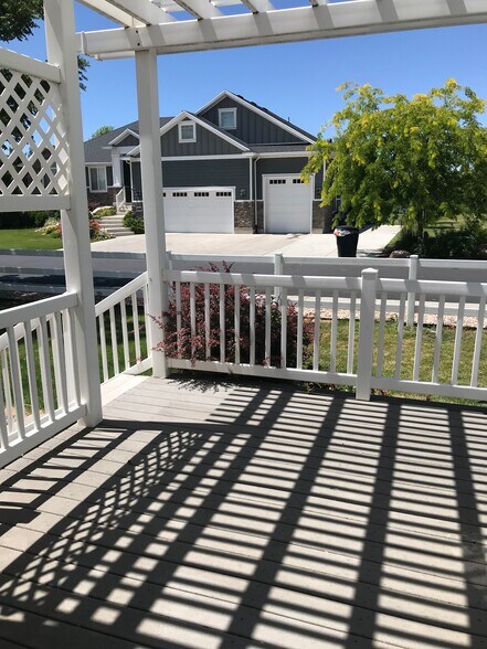 Building Photo - 633 S Teresa St