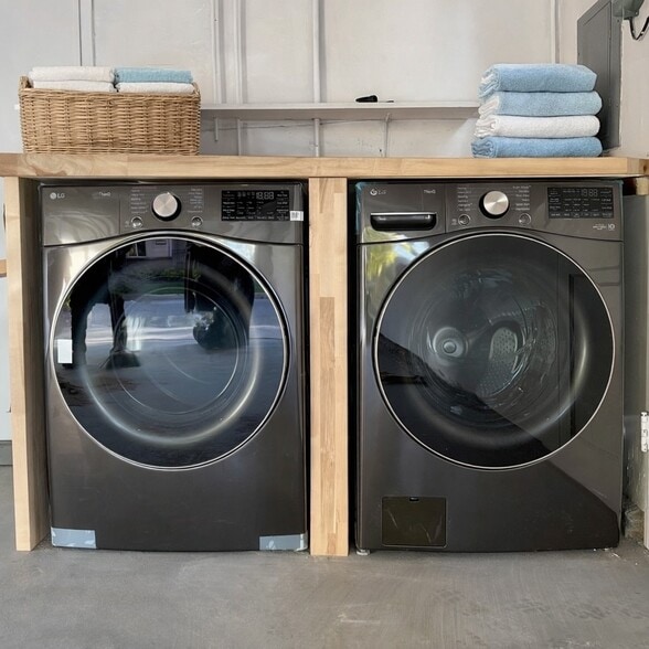 Building Photo - 2212 Linda Flora Dr