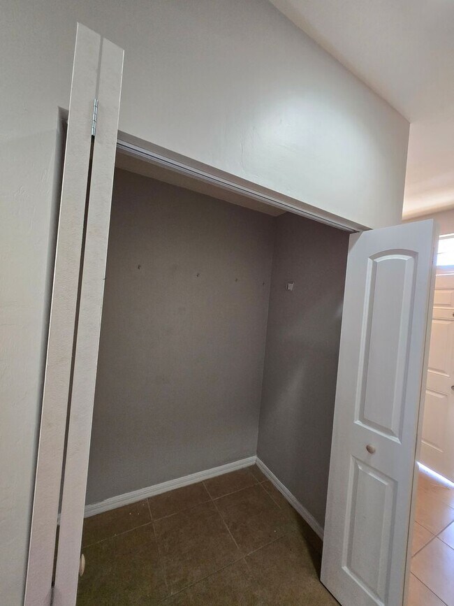 Building Photo - 2 Bed / 2.5 Bath Townhome with Upstairs Office/Sitting Area – Eagle Trace