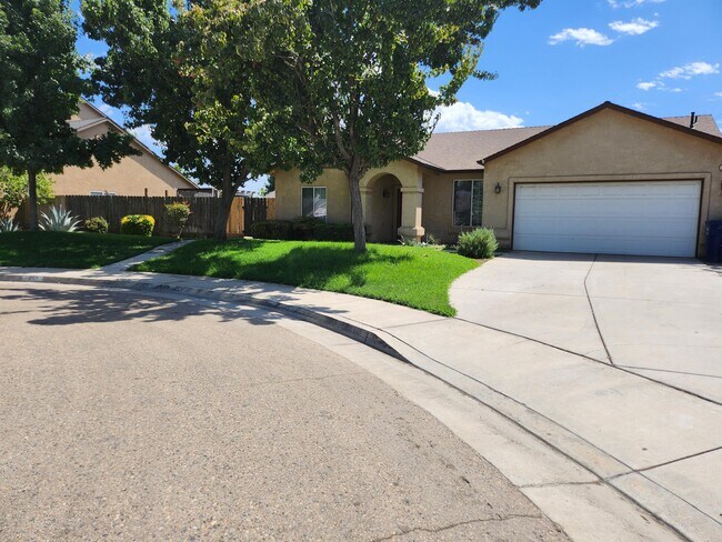 Building Photo - 682 W Forest St