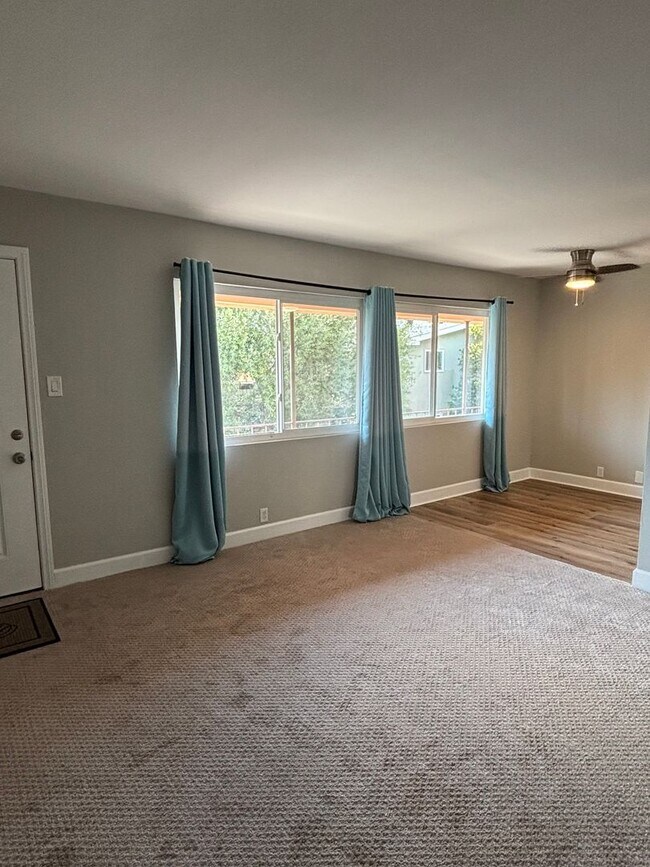 Building Photo - 1 Bedroom available now!