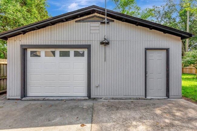 Building Photo - Completely Renovated Gem in Park Circle