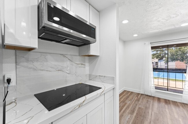 Building Photo - 17331 Red Oak Dr