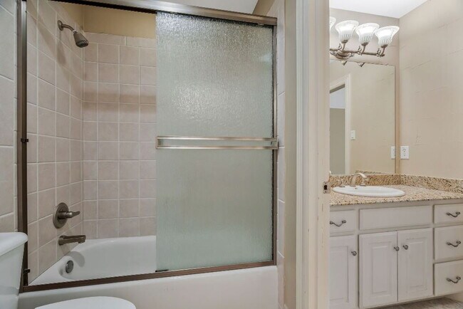 Building Photo - "Luxurious 5-Bed, 4-Bath Retreat in Grapevine - Expansive 4,428 Sq. Ft. Haven in Carroll ISD!"