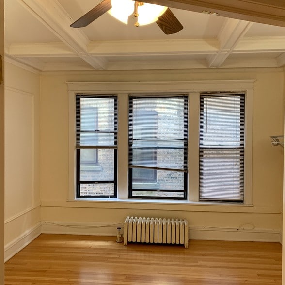 Building Photo - 5859 N Kenmore Ave