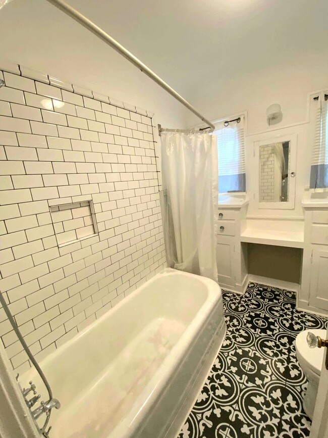 Building Photo - Spacious living in this renovated vintage ...