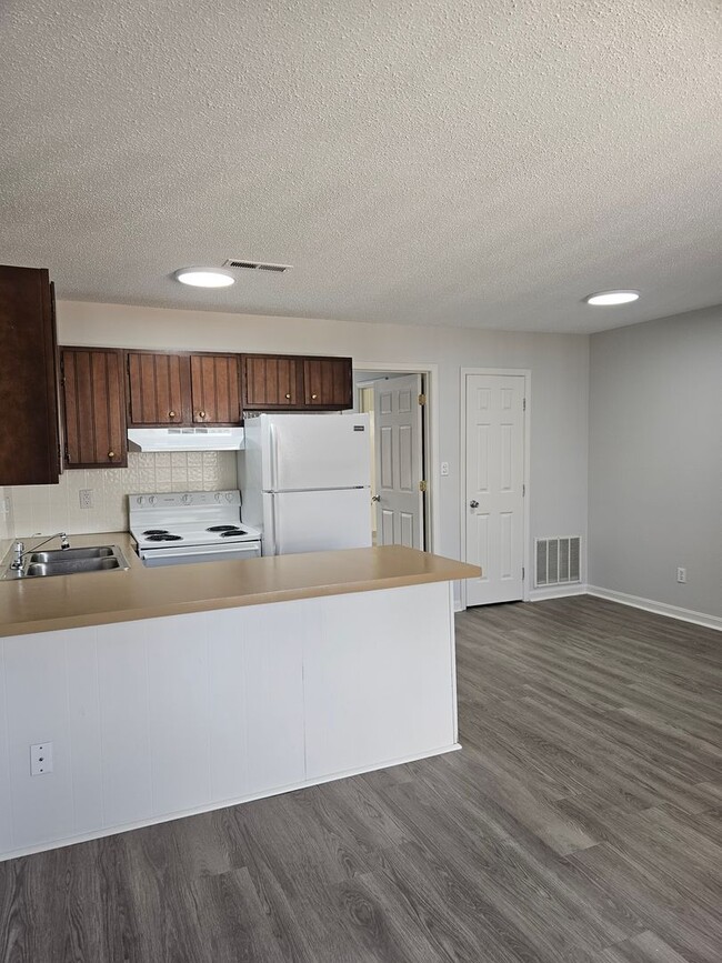 Building Photo - Green Valley Apartments