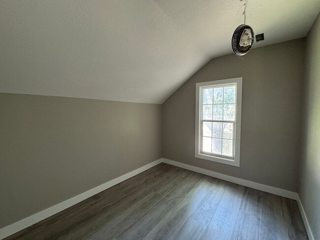 Building Photo - Charming 5 Bedroom off of South National Ave