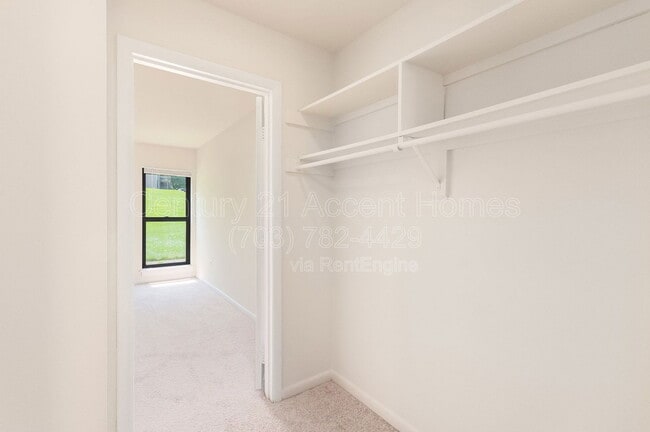 Building Photo - 5805 Royal Ridge Dr