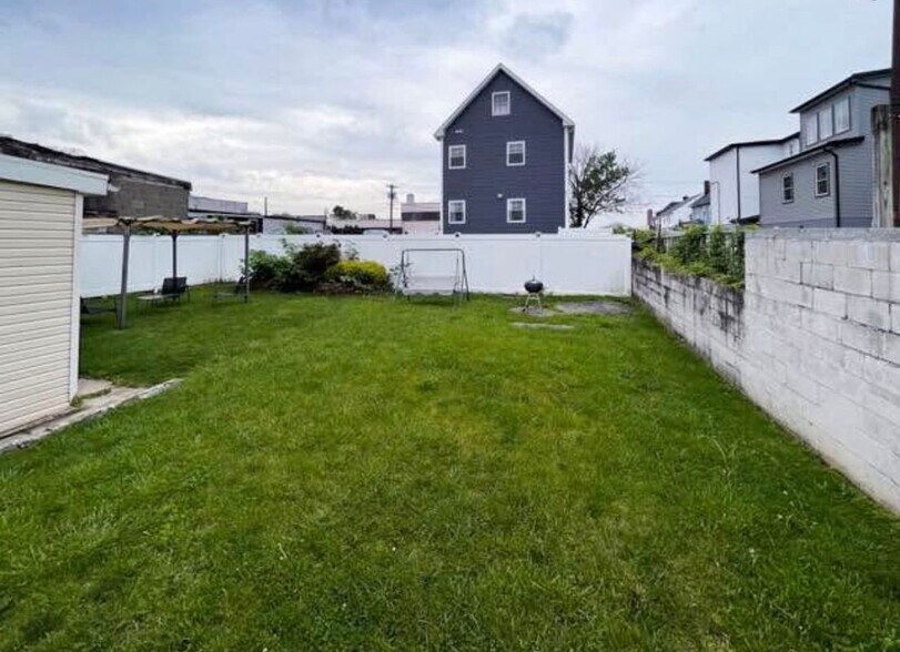 Building Photo - 560 Forest St