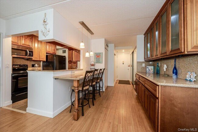 Building Photo - 730 W Broadway