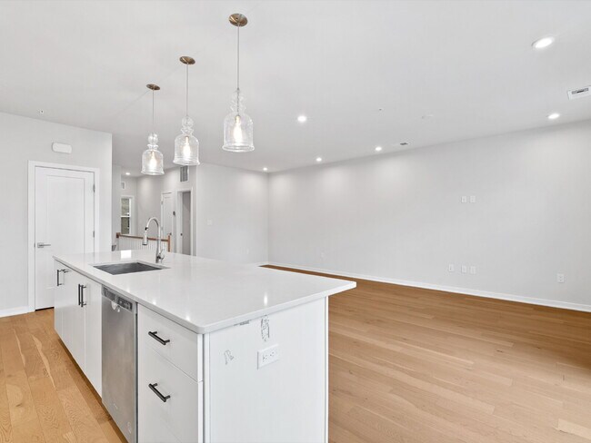 Building Photo - "Modern Living Awaits: Spacious 2-Bed, 2.5-Bath Townhouse in the Heart of McLean!"