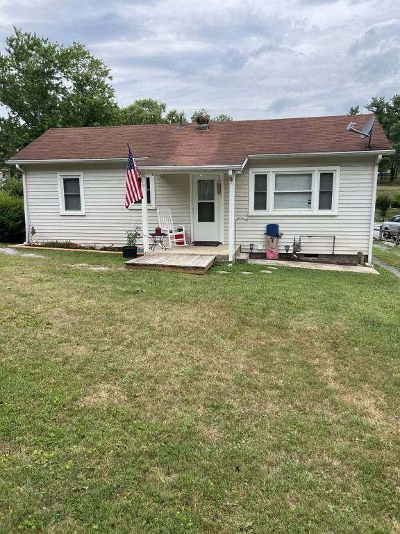 Building Photo - 208 Miller St