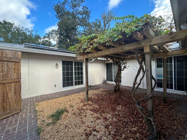 Building Photo - STUNNING 4BR/2BA Home with PRIVATE POOL & ...