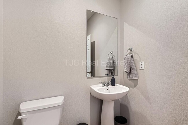 Building Photo - 2241 Valentia St