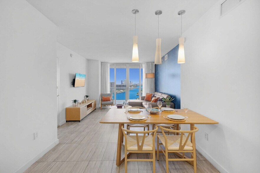 Building Photo - 2602 E Hallandale Beach Blvd