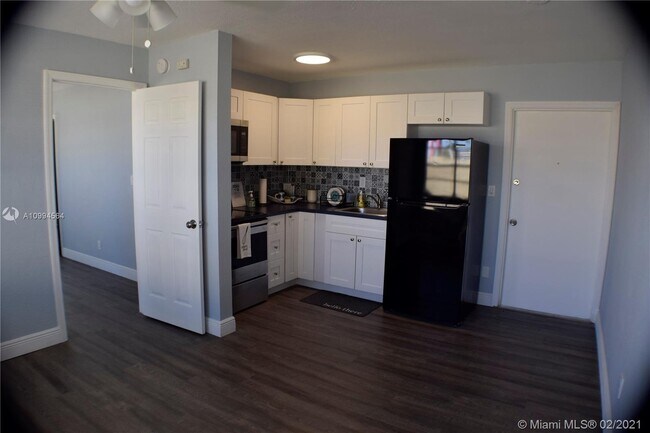 Building Photo - 3070 NW 9th Ave