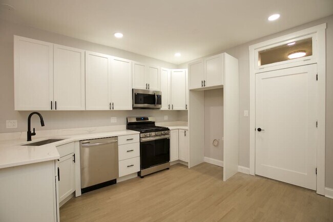 Building Photo - 656 W Gordon Terrace