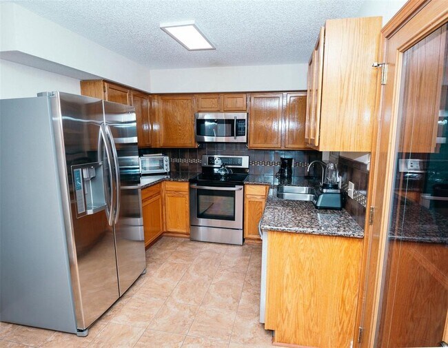 Building Photo - 3805 Landmark Dr