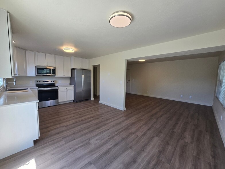 Building Photo - 405 N 16th Ave