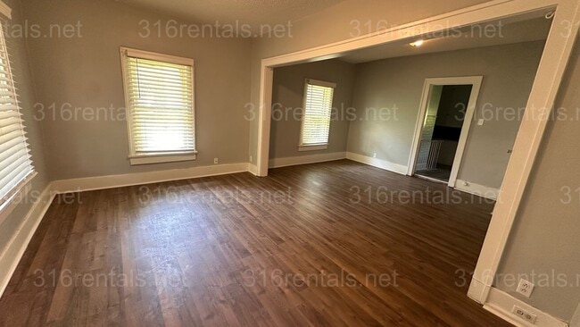 Building Photo - $849 - 2 bed 1 bath - Single Family Home L...