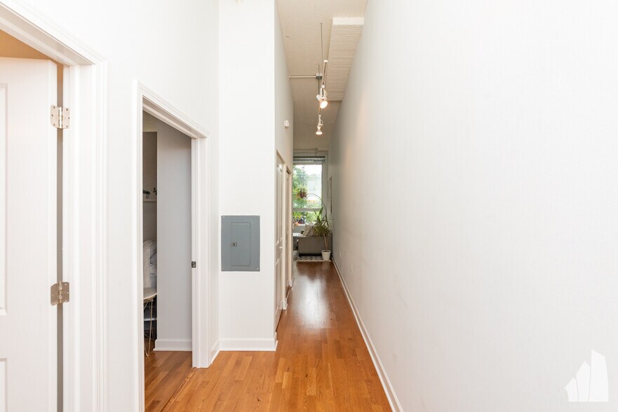 Building Photo - 4131 W Belmont Ave