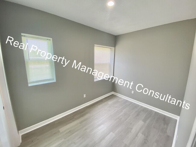 Building Photo - Renovated 3-Bedroom Home! Deposit Free Living Available via Obligo