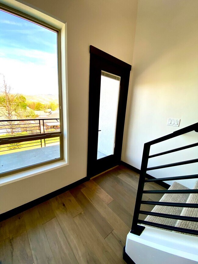 Building Photo - Close to Micron, 3 Bedroom 3 bath w/ a Million Dollar View!