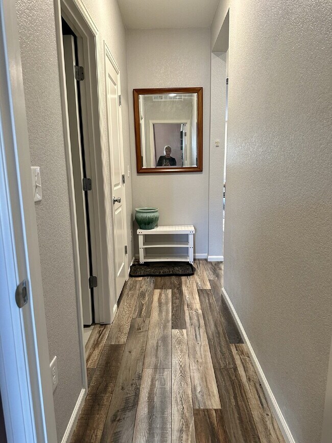 Building Photo - MOVE IN SPECIAL:   Move in before January 31, 2026 receive $500 off of 1st Month’s Rent.