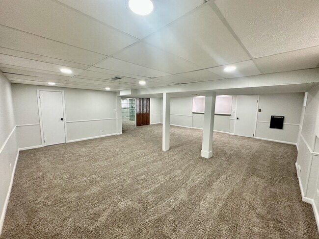 Building Photo - 823 N Yale Ave