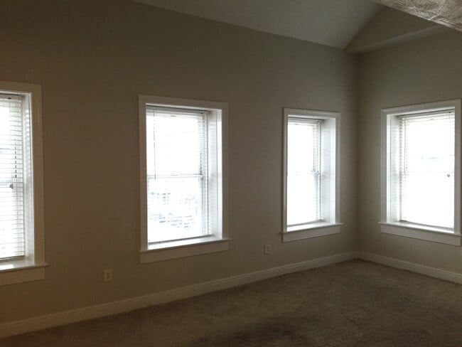 Building Photo - 1731 E Main St