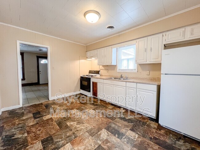 Building Photo - 247 S 5th Ave