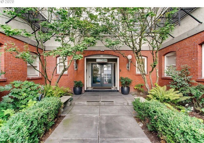 Building Photo - 731 SW King Ave