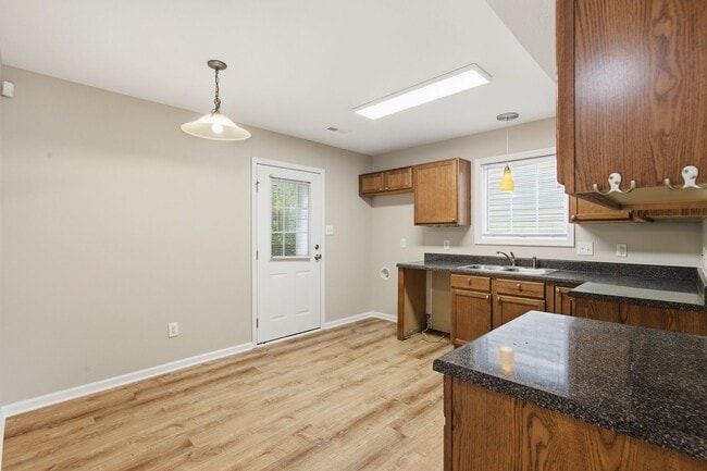 Building Photo - Knoxville 37912 - 2 bedroom 1.5 bath condo - call Jean Chung 865-386-1022