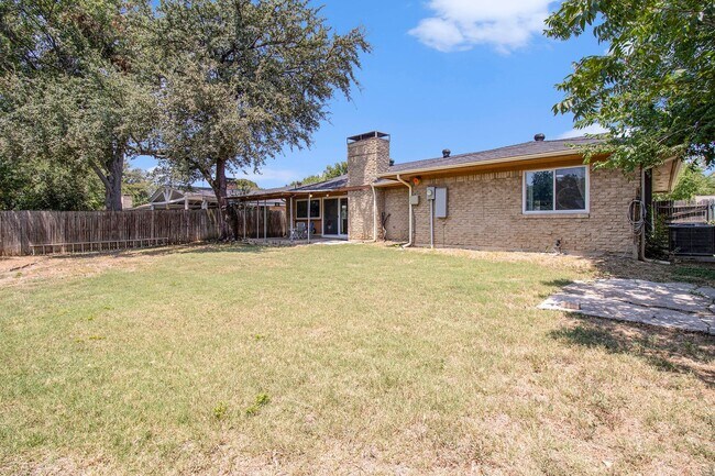 Building Photo - This charming home in Carrollton, Texas, i...