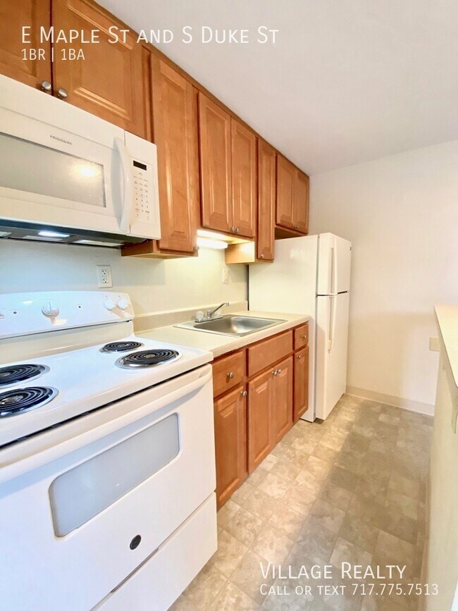 Building Photo - 451 E Maple St