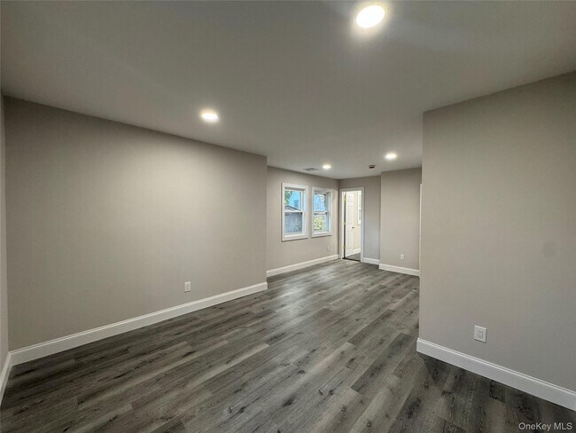 Building Photo - 75 Valley Dr