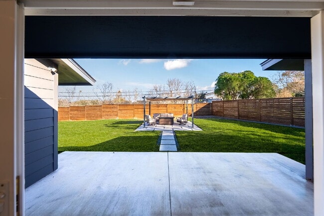 Building Photo - Gorgeous New Remodel with a Bright and Open Floorplan